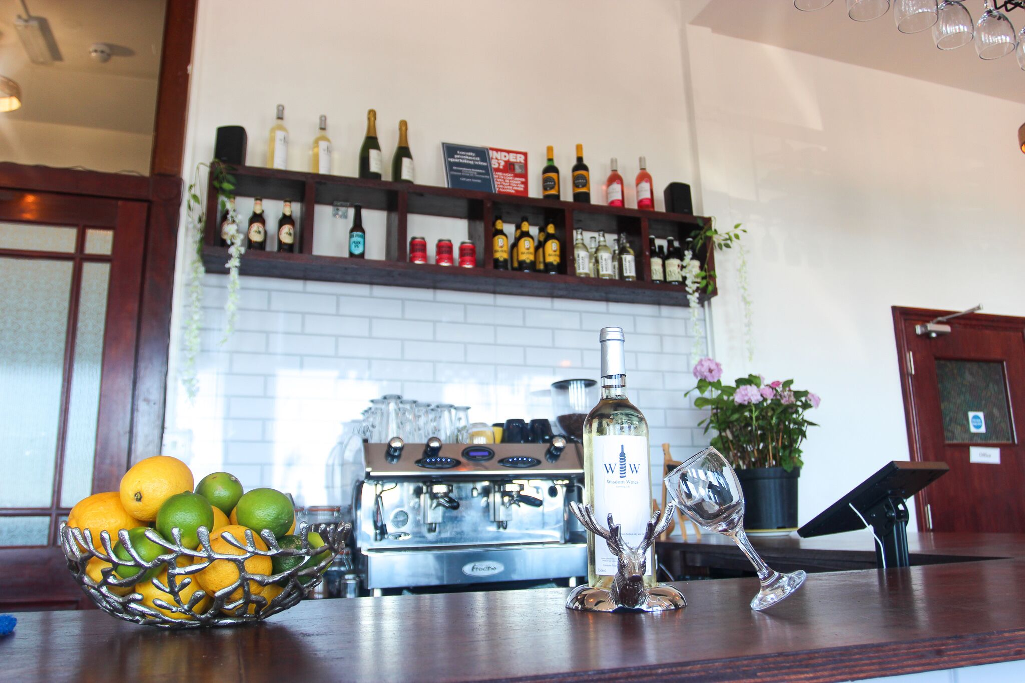 breakfast, lunch, brunch served; sea views