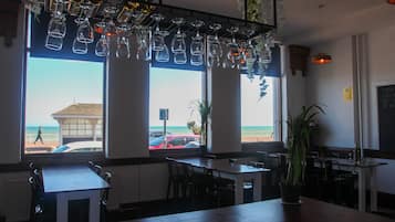 Se sirven desayunos, almuerzos y brunch (con vistas al mar)