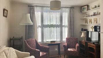 Apartment | Living room | 30-inch TV with cable channels