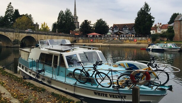 A boat named "WHITE VELVET" docked by a canal with bicycles on board. - Entire Cottage Style Flat in Heart of Wallingford (Wallingford)