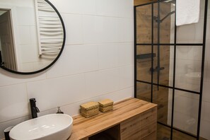 Apartamento luxo | Banheiro | Chuveiro, chuveiro com efeito de chuva, toalhas de banho 