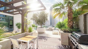 Refrigerador con freezer, microondas, horno, placa de cocina