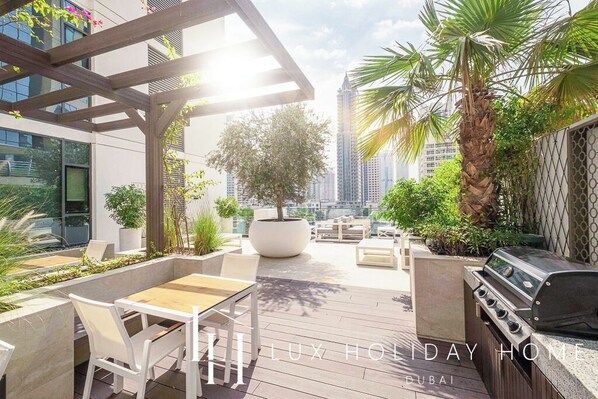 Apartamento luxo | Espaço de cozinha compartilhada | Geladeira grande, micro-ondas, fogão, cooktop