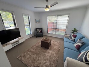 TV, books - Big Sandstone Point House! Sleeps 10, Bribie (Sandstone Point)