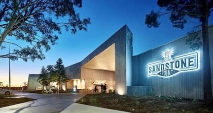 Big Family pet friendly house, in Sandstone Point, Bribie
