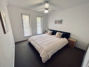 4 bedrooms, desk, iron/ironing board, travel cot - Big Sandstone Point House! Sleeps 10, Bribie (Sandstone Point)