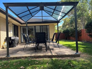 Outdoor dining - Big Sandstone Point House! Sleeps 10, Bribie (Sandstone Point)