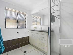 Combined shower/bathtub, hair dryer, towels, soap - Big Family pet friendly house, in Sandstone Point, Bribie (Sandstone Point)