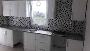 豪華公寓客房 | 私人廚房 | 咖啡機/沖茶器、烤箱、洗碗機、鍋具/餐盤/廚房用品