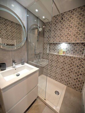 Dusche, Haartrockner, Handtücher, Toilettenpapier