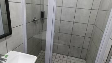 Toallas, shampoo, papel higiénico