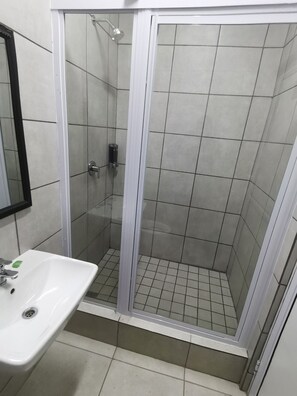 Economy-rum - 1 sovrum | Badrum | Handdukar, schampo och toalettpapper