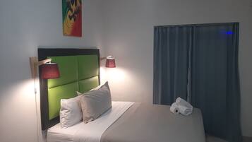 Muebles diferentes, tabla de planchar con plancha y wifi gratis