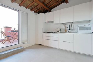 Kühlschrank, Mikrowelle, Ofen, Herdplatte