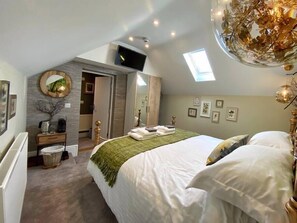 3 bedrooms, iron/ironing board, bed sheets - Hambrook House Guest Suites (Tyler Hill)
