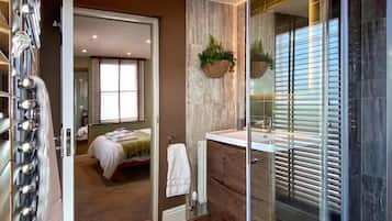 3 slaapkamers, een strijkplank/strijkijzer, beddengoed