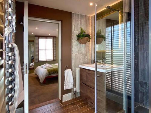 Hambrook House Guest Suites
