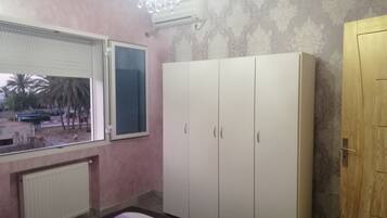 2 Schlafzimmer, schallisolierte Zimmer, Bügeleisen/Bügelbrett