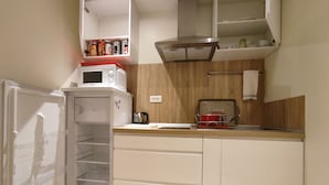 Kaffetrakter/tekoker, kjøleskap, mikrobølgeovn og kokeplater