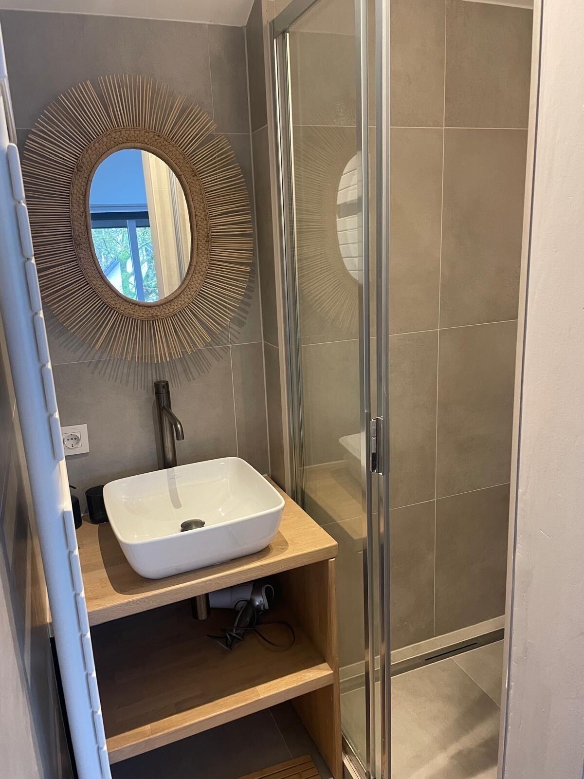 Shower, hair dryer, toilet paper