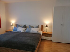 2 habitaciones, tabla de planchar con plancha, cuna de viaje y wifi 