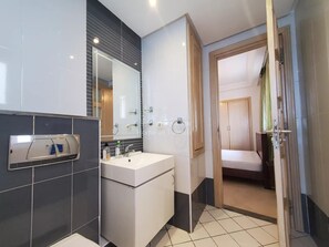 Combined shower/bathtub, hair dryer, towels, toilet paper - Large apartment S+2 (sousse)