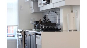 Kjøleskap, mikrobølgeovn, ovn og kokeplater