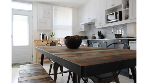 Bright & Comfortable 2BR • Free Private Parking • Montreal