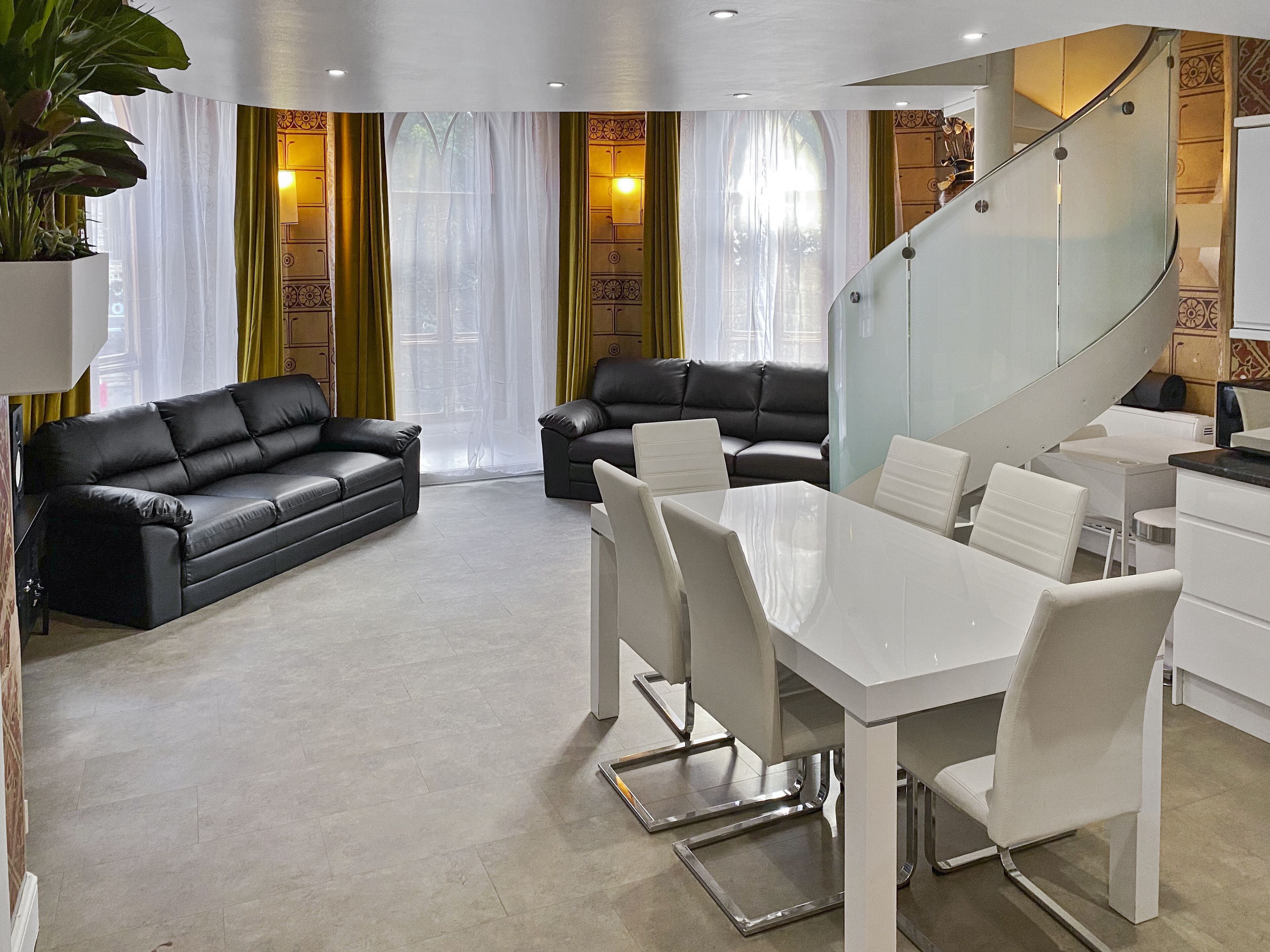 Apartamento, 1 cama Queen | Sala de estar | TV 30 polegadas com canais digitais