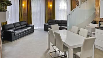 Apartamento, 1 cama Queen | Sala de estar | TV 30 polegadas com canais digitais