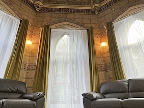 Apartment, 1 Queen-Bett | Wohnzimmer | 30-Zoll-Fernseher mit Digitalempfang