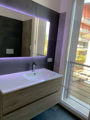 Dusche, Haartrockner, Bidet, Handtücher
