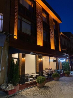 Fassade der Unterkunft – Abend/Nacht