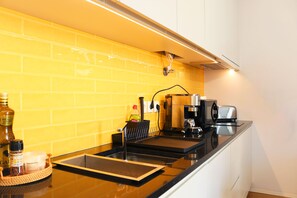 Réfrigérateur, micro-ondes, lave-vaisselle, cafetière/bouilloire