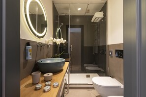 Deluxe Double or Twin Room | Bathroom | Shower, rainfall showerhead, hair dryer, towels - Giuditta in Trastevere (Rome)