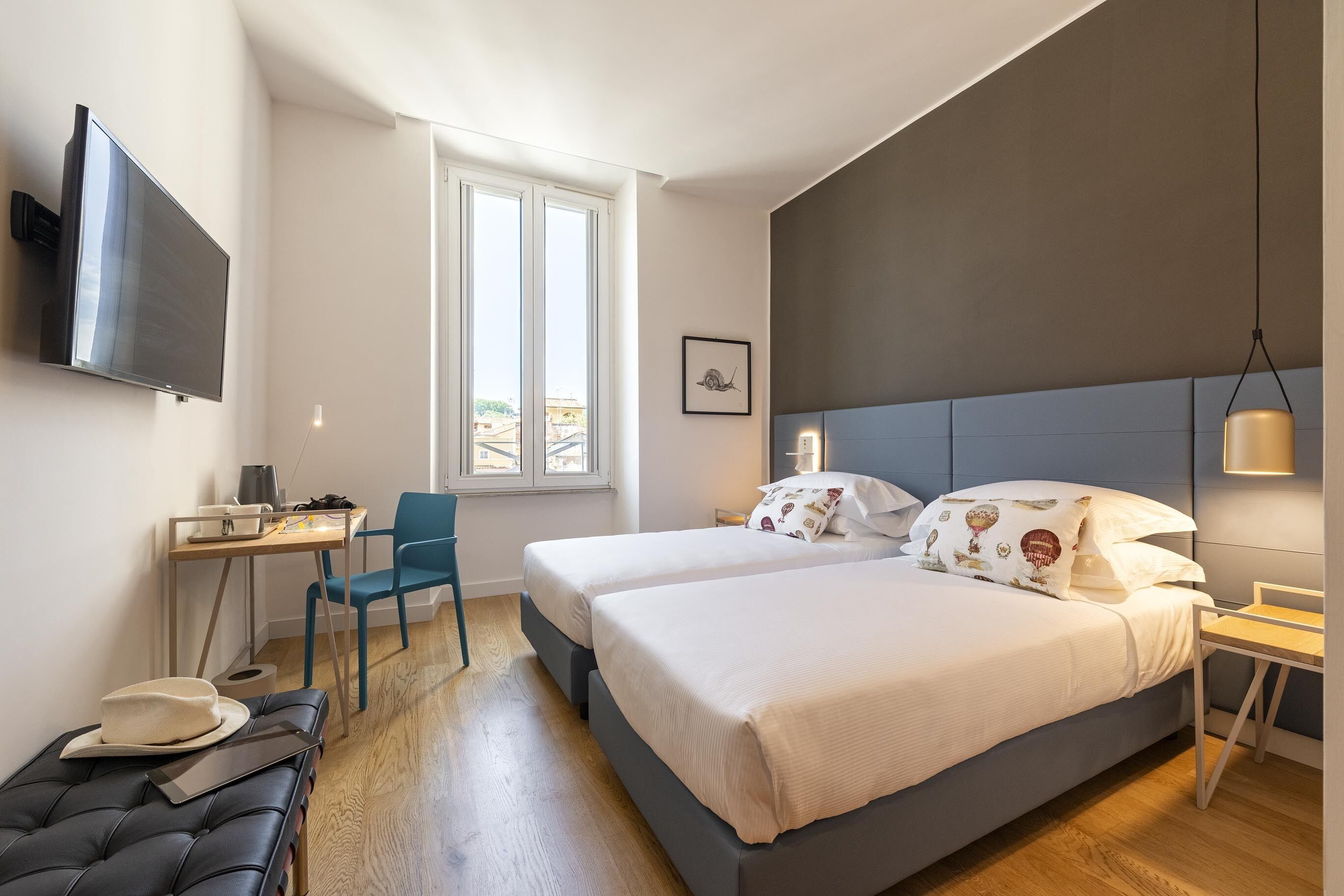 Phòng đôi hoặc 2 giường đơn Superior | Bộ đồ giường cao cấp, nệm cao su hoạt tính (memory foam), minibar 