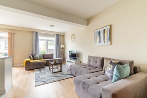 Living area - GLOBALSTAY. Modern Townhomes on Lake Ontario (Hamilton)