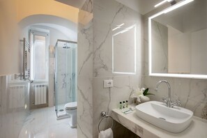 Hårtørrer, bidet, håndklæder