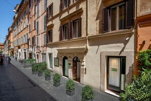 Front of property - Belsiana House (Rome)