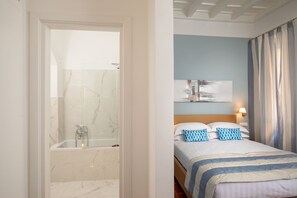 Deluxe Double Room, 1 Queen Bed, Bathtub | Premium bedding, down comforters, minibar, in-room safe - Belsiana House (Rome)