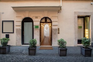 Front of property - Belsiana House (Rome)