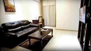 普通開放式客房 | 起居區 | 32-吋平面電視、有線頻道、電視