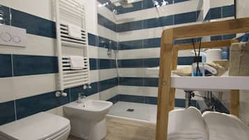 Vandað herbergi með tvíbreiðu rúmi - gott aðgengi - útsýni yfir garð (Ligea) | Baðherbergi | Sturta, regnsturtuhaus, snyrtivörur án endurgjalds, hárblásari