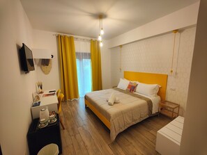 Exclusive-Doppelzimmer, barrierefrei, Gartenblick (Leucosia) | Hochwertige Bettwaren, Daunenbettdecken, Pillowtop-Betten, Minibar