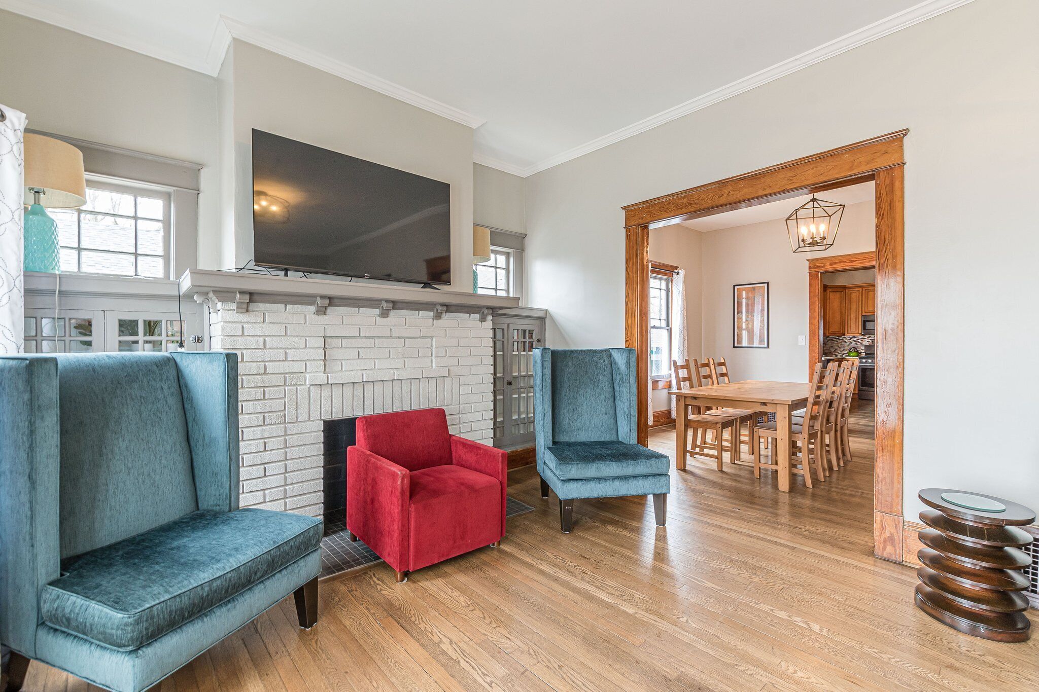 Smart-TV, Kamin, Bücher