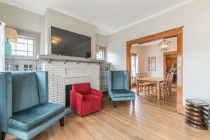 Smart TV, chimenea, libros