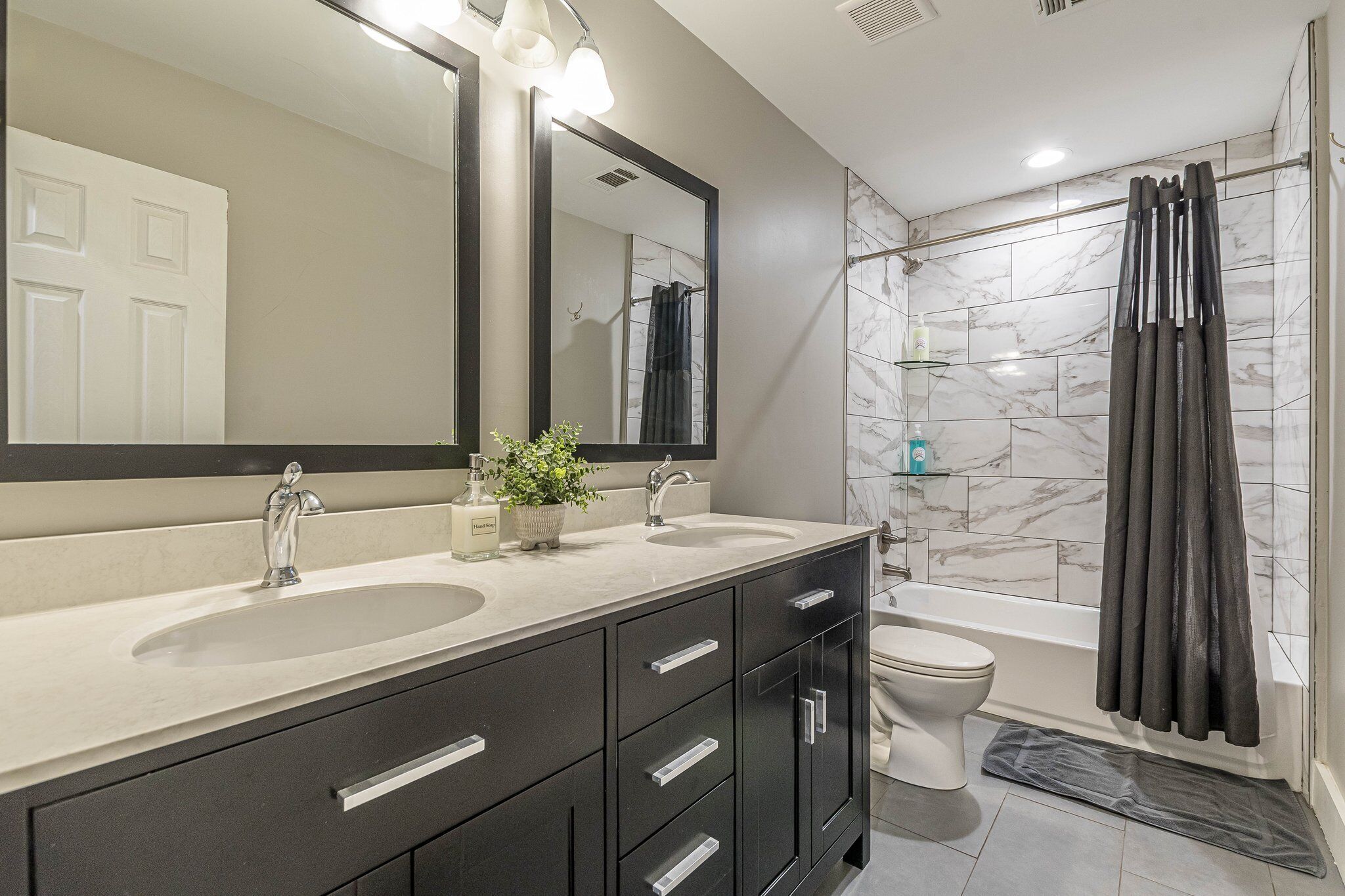 Combined shower/tub, hair dryer, towels