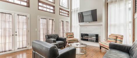 Älytelevisio, takka, kirjoja