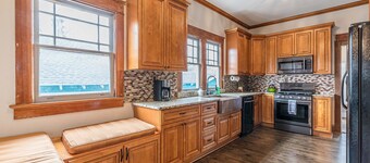 Spacious 7-BR for 16 people w/driveway