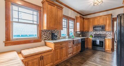 Spacious 7-BR for 16 people w/driveway